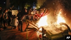 ဝါရှင်တန်မြို့ သမ္မတအိမ်ဖြူအနီးမှာ ဆန္ဒပြနေသူတချို့။ (မေ ၃၁၊ ၂၀၂၀)