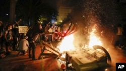 Demonstranti pale vatru kod Bele kuće (Foto: AP /Alex Brandon)