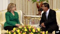 US Secretary of State Hillary Clinton meets with Cambodian Prime Minister Hun Sen, earlier this week. 