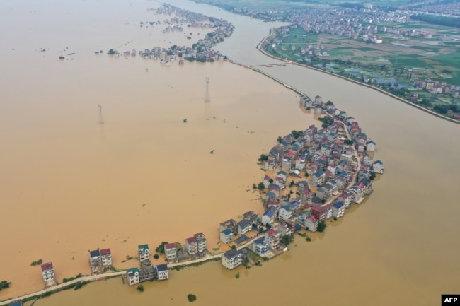 中国江西九江地区鸟瞰洪水泛滥灾情。（2020年7月13日）
