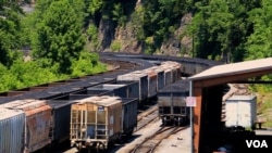Các toa xe lửa chở than được nhìn thấy bên ngoài thị trấn Haysi, Virginia (N. Yaqub / VOA).