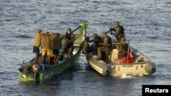 Infantes de marina turcos de la OTAN durante un procedimiento de captura de un bote con sospechosos de piratería en el Golfo de Aden.