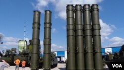 去年莫斯科武器出口展覽上的S-300防空導彈系統（美國之音 白樺拍攝）