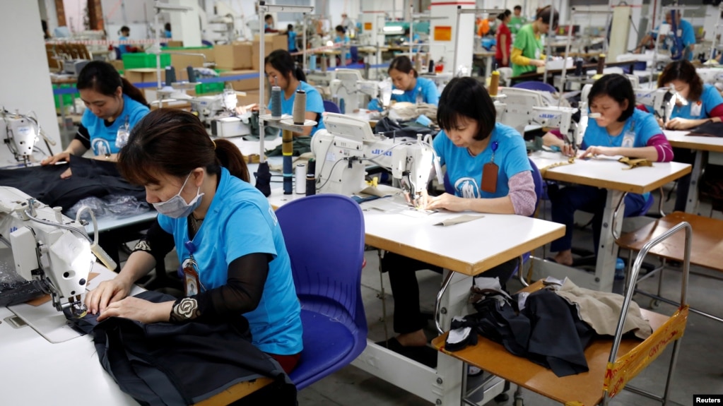 Công nhân đang làm việc tại một xưởng may mặc ở Hà Nội. May mặc vẫn là một trong những mặt hang xuất khẩu chủ đạo của Việt Nam