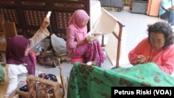 Proses pemintalan benang hingga menjadi kain, menggambar, hingga pewarnaan batik (Foto: VOA/Petrus)