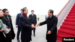 資料照片：中國國務委員兼外交部長王毅在北京首都國際機場迎接柬埔寨首相洪森。 (2020年2月5日)