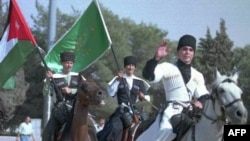 Иорданский наследный принц Али, сопровождаемый гвардейцами-черкессами