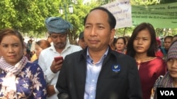 File Photo: Ath Thon, president of Cambodian Labor Confederation, talked to journalists about working environment in the country during a rally to celebrate International Labor Day on May 1, 2018 in Phnom Penh. (Hul Reaksmey/VOA Khmer) 