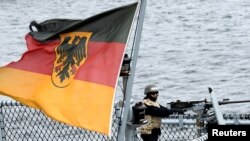 一名德國護衛艦上的水兵在一次海上演習中警惕地註視著海面。（路透社）