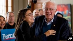 Senator Berni Sanders i članica Predstavničkog doma Aleksandrija Okasio-Kortez razgovaraju sa biračima u gradu Peri u Ajovi 26. januara 2020. 