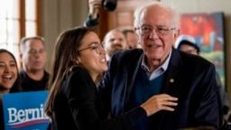 Senator Berni Sanders i članica Predstavničkog doma Aleksandrija Okasio-Kortez razgovaraju sa biračima u gradu Peri u Ajovi 26. januara 2020. Senator Berni Sanders i članica Predstavničkog doma Aleksandrija Okasio-Kortez razgovaraju sa biračima u gradu Peri u Ajovi 26. januara 2020.