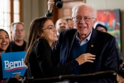 El candidato a la nominación presidencial demócrata Bernie Sanders recibe el apoyo de la representante por Nueva York Alexandria Ocasio-Cortez, en un acto de campaña el 26 de enero de 2020, en Perry, Iowa.