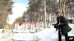 VOA correspondent Steve Herman videotaping on the perimeter of the 20km radiation exclusion zone in Fukushima prefecture, Kawauchi Japan, March 6, 2012.