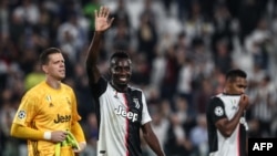 Juventus' French midfielder Blaise Matuidi (C) acknowledges the public at the end of the UEFA Champions League Group D stage football match Juventus vs Bayer Leverkusen on October 1, 2019 at the Juventus stadium in Turin. (Photo by Isabella BONOTTO / AFP)