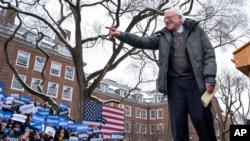 Senator Berni Sanders na skupu u Bruklinu (Foto: AP/Craig Ruttle) 