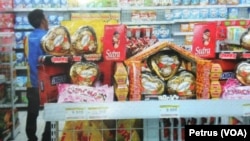 Paket Valentine berupa permen coklat dan kondom dijual di minimarket di Surabaya (Foto: VOA/Petrus)