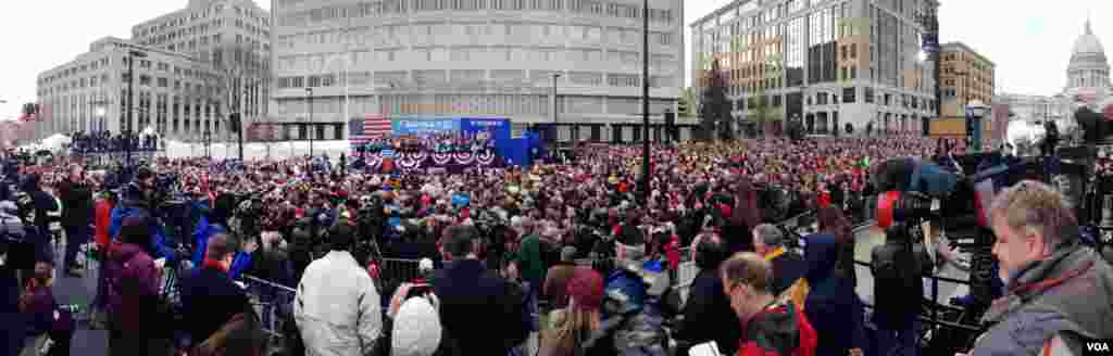 A panoramic view of President Obama's rally at the Wisconsin State Capitol in Madison, November 5, 2012. (Kane Farabaugh/VOA)