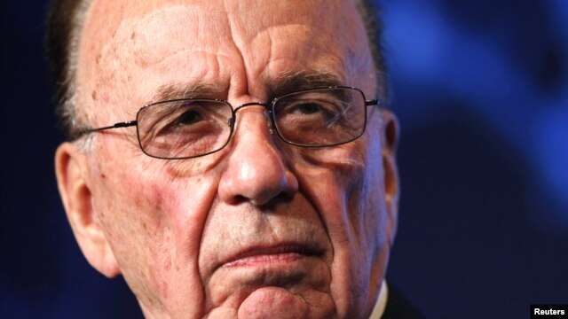 Rupert Murdoch finalmente dijo que consideraba encantadores a ambos hombres.