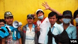 Striking garment factory workers outside the Great Union garment factory in Phnom Penh, Dec. 25, 2013. (Robert Carmichael for VOA) 