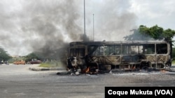 Autocarro queimado em Luanda durante greve dos taxistas na capital angolana. Luanda, Angola, 10 Janeiro 2022