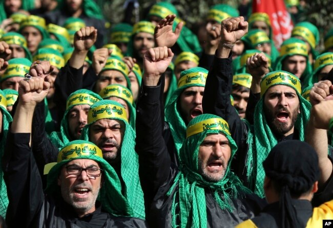 Los partidarios chiís libaneses del grupo Hezbollah respaldado por Irán gritan consignas mientras marchan durante la festividad de Ashoura, en un suburbio al sur de Beirut, Líbano, el 12 de octubre de 2016.
