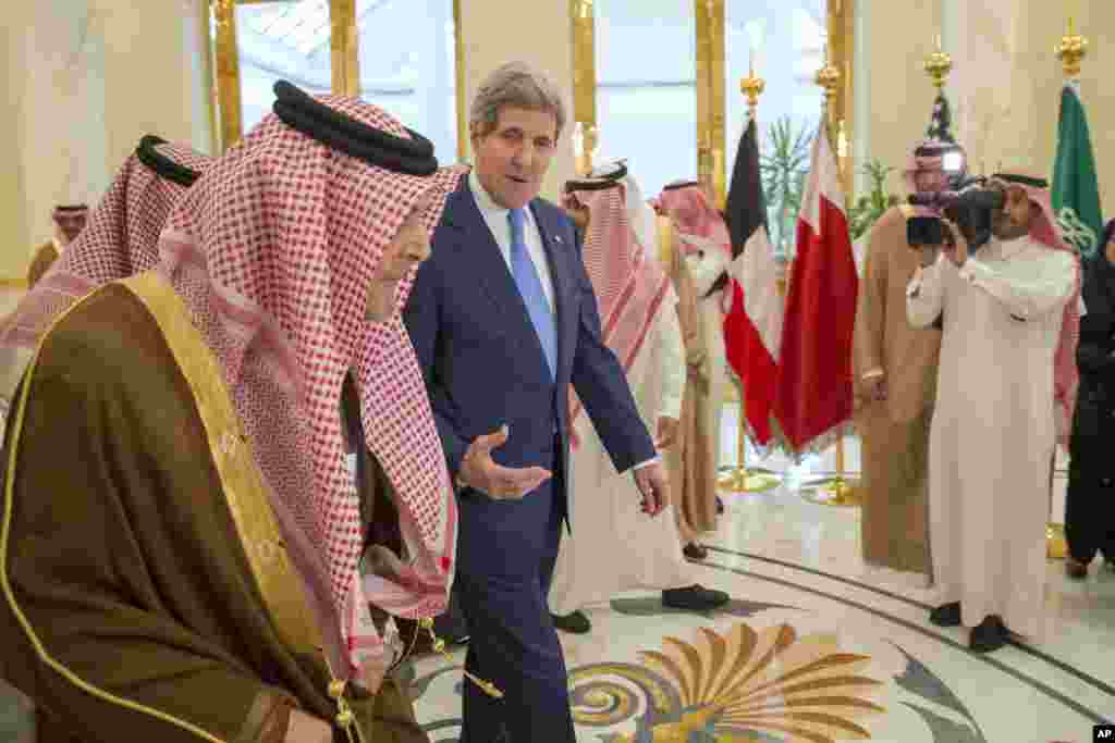 Con Kerri Səudiyyə Ərəbistanının xarici işlər naziri Saud Bin Feysəl Əbdüləziz Əl-Saudla 