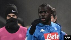 Bek Napoli asal Senegal, Kalidou Koulibaly, bereaksi setelah menerima kartu merah dalam laga Liga Italia Serie A antara Inter Milan vs Napoli, 26 Desember 2018 di Stadion San Siro di Milan. (Foto: AFP)