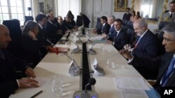 Presiden Prancis Emmanuel Macron (tengah-kanan) menjamu para CEO perusahaan internasional pada KTT "Choose France" (Pilih Prancis) di Istana Versailles di pinggiran Paris, Senin (15/5). 