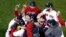El lanzador relevista Koji Uehara, de los Medias Rojas de Boston, celebra junto a sus compañeros el último out que les dió el título de la Serie Mundial en el Fenway Park