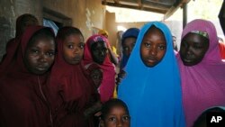 En images : des écolières de Dapchi ramenées à leurs parents par Boko Haram 