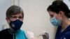 La enfermera de salud pública Lisa Horn inyecta la vacuna contra la COVID-19 a la gobernadora demócrata de Kansas, Laura Kelly, el miércoles 30 de diciembre de 2020, en Topeka, Kansas.