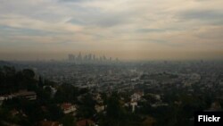 Vista de la contaminación del aire en la ciudad de Los Angeles, California, EE.UU.