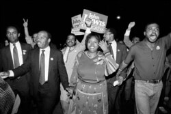 ARCHIVO - En esta foto del martes 3 de septiembre de 1986, John Lewis y su esposa, Lillian, encabezan una marcha de simpatizantes después de ganar en segunda ronda el escaño por el quinto distrito de Atlanta, Georgia.