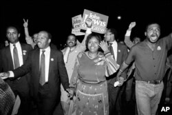 ARCHIVO - En esta foto del martes 3 de septiembre de 1986, John Lewis y su esposa, Lillian, encabezan una marcha de simpatizantes después de ganar en segunda ronda el escaño por el quinto distrito de Atlanta, Georgia.