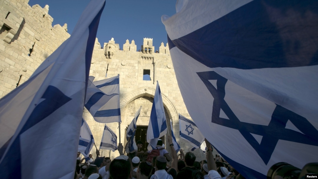 Warga Israel membawa bendera selama pawai menandai Hari Yerusalem di dekat Gerbang Damaskus di luar Kota Tua Yerusalem 17 Mei 2015. (Foto: dok).