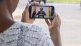 Uma mulher assiste a um vídeo ao vivo no Facebook de Venancio Mondlane, candidato presidencial de 2024 pelo Partido Otimista para o Desenvolvimento de Moçambique (PODEMOS), no seu telemóvel em Maputo, a 17 de janeiro de 2025