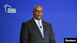 Menteri Pertahanan AS Lloyd Austin berbicara pada Sidang Pleno Pertama Dialog Shangri-La ke-19 di Singapura 11 Juni 2022. (Foto: REUTERS/Caroline Chia)