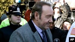 Kevin Spacey parte de la corte en Nantucket, Massachusetts el lunes, 7 de enero de 2019, donde fue instruído de cargos de abuso sexual a un adolescente.