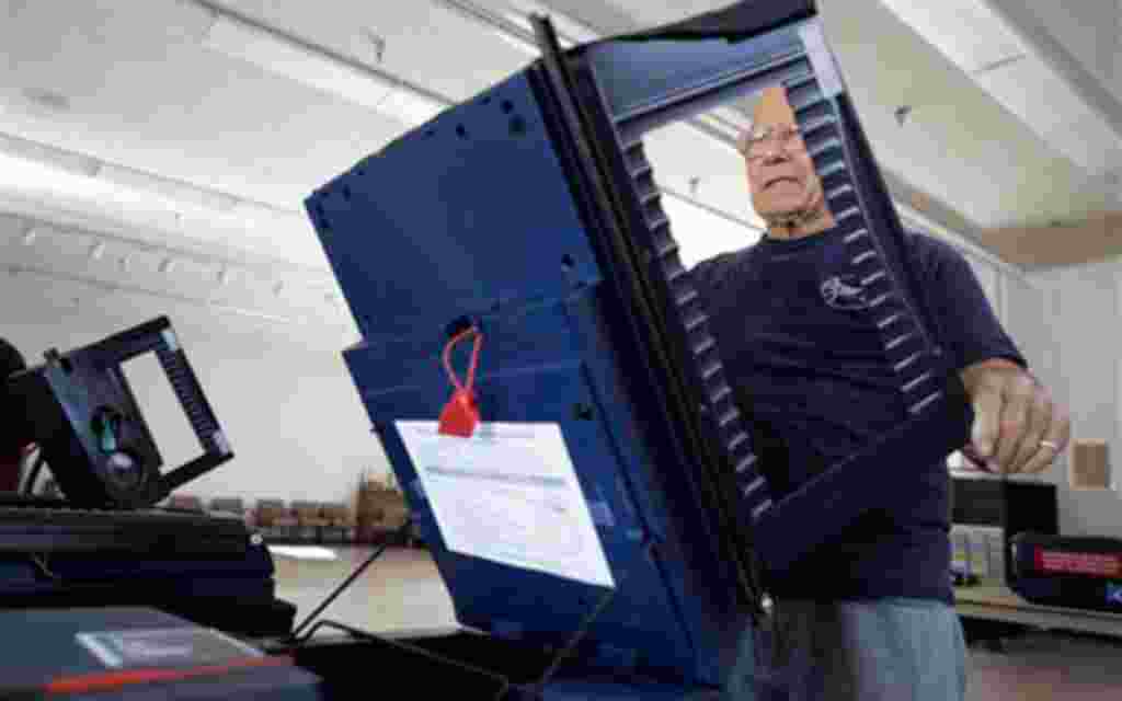 Máquinas electorales en el colegio electoral de Searchlight, Nevada, el hogar natal de Harry Reid.
