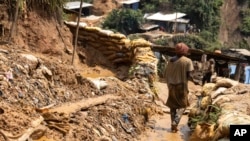 Mineros de oro trabajando el 5 de septiembre de 2024 en Kamituga, en la provincia de Kivu del Sur, al este del Congo.