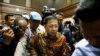 Policeman guards as former Indonesian parliament speaker Setya Novanto (C) attends court for his verdict in Jakarta, Indonesia, April 24, 2018.