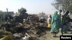 Des déplacés marchent dans le camp bombardé par erreur par l'armée nigériane, à Rann, Nigeria, le 17 janvier 2017.