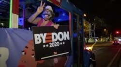 Una integrante de la campaña de Joe Biden levanta un cartel con el mensaje "Bye Don" (Adiós Don) para pedir la derrota del presidente Donald Trump en las próximas elecciones.