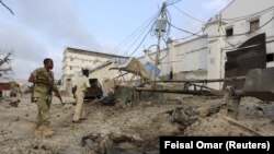 Polisi Somalia mengamankan sekitar hotel Maka Al-Mukarama saat berlangsungnya serangan kelompok ekstremis Al-Shabab di Mogadishu, 27 Maret 2015 (REUTERS/Feisal Omar).