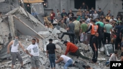 Palestinci pretražuju ruševine u potrazi za preživelima na jugu Pojasa Gaze, oktobar 2023. (foto: MOHAMMED ABED / AFP)