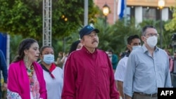 Imagen difundida por la presidencia de Nicaragua muestra al presidente de Nicaragua Daniel Ortega la vicepresidenta Rosario Murillo asistiendo a la ceremonia de aniversario del nacimiento del líder sandinista Carlos Fonseca Amador, el 23 de junio de 2021