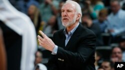 Le grand stratège Gregg Popovich, entraineur des San Antonio Spurs, Denver, Colorado, le 8 avril 2016.