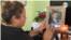 Karla Francisca Blandón Herrera frente a una foto de su hermano que murió en España. Foto de Houston Castillo, VOA.