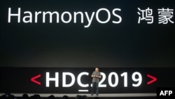 Richard Yu, jefe de consumo de Huawei, presenta el nuevo sistema operativo HarmonyOS de la compañía durante una conferencia de prensa en Dongguan, provincia de Guangdong, el 9 de agosto de 2019.