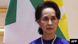 Daw Aung San Su Kyi(မှတ်တမ်းဓါတ်ပုံ)